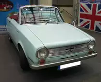 Glas 1204 Cabriolet. Die Hans Glas GmbH aus Dingolfing brachte die so genannte 04-Baureihe im Jahr 1962 auf den Markt. Das Basismodell 1004 und die sportlichere Version 1004 TS war von 1962 bis 1967 im Verkaufsprogramm. Im Jahr 1963 kam dann die Modellreihe 1204 zusätzlich in das Verkaufsprogramm und wurde 1965 durch die Modellreihe 1304 abgelöst. Auch die Modellreihe 1204 war als  normaler  1204 und als 1204 TS lieferbar. Für ein solches Cabriolet musste man im November 1963 mindestens DM 7930,00 auf die Theke des Vertragshändlers legen. Der technisch interessante Vierzylinderreihenmotor hatte bereits damals eine Ventilsteuerung mittels Zahnriemen. Bei einem Hubraum von 1189 cm³ leistet der 1204 53PS und der 1204 TS sogar 70 PS. Techno Classica Essen am 13.04.2023.