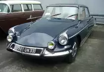 Citroen DS 21  Majesty Saloon  by Henri Chapron. Insgesamt baute der Karosserieschneider Henri Chapron aus Levallois-Perret bei Paris nur 27 Citroen DS zu Majesty-Limousinen um. Der gezeigte  Majesty  dürfte ein frühes Modell sein, da er noch die alte Fahrzeugfront mit den Rundscheinwerfern trägt. Die Limousine erhielt vom Karosseriebauer, der auch elegante Cabrio-Versionen der DS fertigte, ein höheres Dach für mehr Raum auf der Rückbank, einen flacheren Kofferraumdeckel und Heckflossen. Der Vierzylinderreihenmotor hat einen Hubraum von 2175 cm³ und leistet 100 PS. Außengelände der Techno Classica Essen am 13.04.2023.