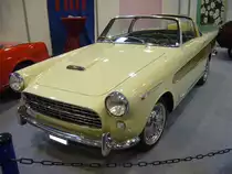 Vignale  Wonderful  aus dem Jahr 1957. Auf der Basis des im Jahr 1957 vorgestellten Fiat 1200  Granluce , kreierte die Carrozzeria Vignale/Torino dieses hübsche 2+2-sitzige Targa-Coupe. Es sollen maximal fünf Fahrzeuge dieses Typs hergestellt worden sein. Die Motorisierung wurde komplett vom Fiat 1200  Granluce  übernommen. Der Vierzylinderreihenmotor hat einen Hubraum von 1221 cm³ und leistet 55 PS. Angeblich ist der gezeigte Wagen der letzte  Überlebende  dieses Typs. Techno Classica Essen am 13.04.2023.