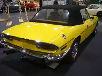 Heckansicht eines Triumph Stag MK2 im Farbton mimosa yellow. Techno Classica Essen am 13.04.2023.