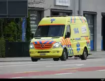 Mercedes Rettungswagen SO  46252 mit Blaulicht und Sirenen unterwegs in der Stadt Solothurn am 19.04.2023