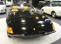 Ferrari 365 GTS/4  Daytona-Spider  aus dem Jahr 1973. Gegen Ende des Jahres 1969 brachte Ferrari den 365 GTS/4  Daytona-Spider  auf den Markt. Er war die Cabriolet-Version des berühmten Ferrari 365 GTB/4. Der gezeigte  Daytona-Spider  wurde im Jahr 1973 in die USA ausgeliefert. Laut dem Expose ist es der 98´te produzierte Wagen dieses Typs. Der V12-Motor mit einem Hubraum von 4390 cm³ Hubraum leistet 352 PS. Der V12-Motor mit einem Hubraum von 4390 cm³ Hubraum leistet 352 PS. Techno Classica Essen am 13.04.2023.