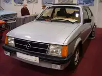 Opel Kadett D in der Karosserieversion dreitürige Limousine. Das Modell lief von 1979 bis 1984 in Bochum vom Band. Mit dem Kadett D hielt der Frontantrieb bei Opel Einzug. Es waren etliche Vierzylinderreihenmotoren lieferbar, die mit einem Hubraum zwischen 1.0l und 1.8l aufwarten konnten. Der gezeigte Kadett D in der recht luxuriösen GLS-Ausstattung lief im letzten Modelljahr 1984 vom Band. Techno Classica Essen am 13.04.2023.