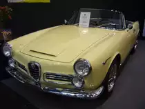 Alfa Romeo 2600 Touring Spider, gebaut in den Jahren von 1961 bis 1965. Der 2600 Spider war ein viersitziges Cabriolet. Er wurde bei der Carrozzeria Touring, die ebenfalls in Mailand beheimatet ist, montiert. Von diesem Modell verkaufte Alfa Romeo 2.257 Einheiten. Der Sechszylinderreihenmotor hat einen Hubraum von 2584 cm³ und leistet 145 PS. Die Höchstgeschwindigkeit soll bei 200 km/h gelegen haben. Techno Classica Essen am 13.04.2023.
