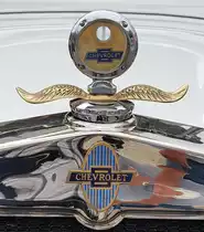 =Frontemblem und Kühlerverschluß des Chevrolet, gesehen bei den Meiningen Classic 2022 im Juli