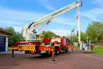 Main Kinzig Kreis Scania P420 mit Bronto Skylift F54 RLX (Florian Main Kinzig 19-38-1) Teleskopgelenkmast am 22.04.23 in Maintal Hochstadt bei einem Fototermin