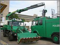 Anllich der Feier 60 Jahre NRW im August 2006 gab es in der Nhe des Innenministeriums in Dsseldorf eine Ausstellung von Polizeifahrzeugen. Hier auf dem Bild ist ein Arbeitskran auf einem Unimog zu sehen, der den Monitor eines Wasserwerfers einsetzt.