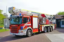 Main Kinzig Kreis Scania P420 mit Bronto Skylift F54 RLX (Florian Main Kinzig 19-38-1) Teleskopgelenkmast am 22.04.23 in Maintal Hochstadt bei einem Fototermin