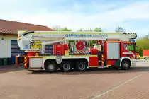 Main Kinzig Kreis Scania P420 mit Bronto Skylift F54 RLX (Florian Main Kinzig 19-38-1) Teleskopgelenkmast am 22.04.23 in Maintal Hochstadt bei einem Fototermin