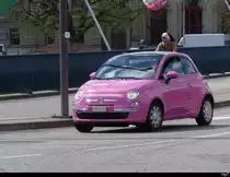 Rosa Fiat 500 unterwegs in Olten am 17.04.2023