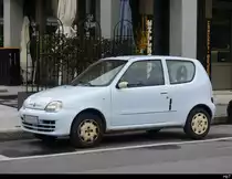 Weisser Fiat 600 in Genf am 16.04.2023