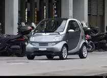 Grauer Smart unterwegs in Genf am 16.04.2023