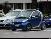 Blauer Smart unterwegs in Genf am 16.04.2023