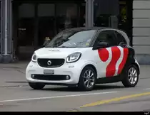 Weiss-Rot-Schwarzer Smart unterwegs in der Stadt Zürich am 20.04.2023