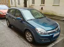 Opel Astra H in der Farbe  Peacock  (Petrolgrün oder Petrolblau). Foto: Oktober, 2021.