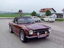 TR6 mit Mhldorfer Kennzeichen trifft am Sammelplatz zur Oldtimerausfahrt Neuhofen/Innkreis ein; 090501