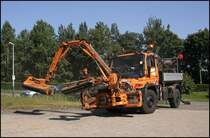 U500 und die Mhkombination UNA 600 und Randstreifenmher RSM 13 im Sonnenlicht. (02.06.2009)