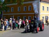 LANZ-BULLDOG qualmt bei den zahlreichen Zusehern anlsslich der Oldtimerausfahrt in St.Martin/Innkeis vorbei; 090419