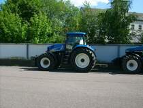 NEW HOLLAND TG285, der neueste Traktor der TFS Adorf auf dem Aufstellungsgel�nde zur 800 Jahr Feier Burkhardtsdorf