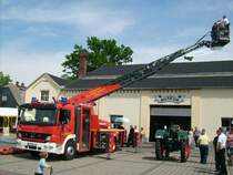 MB Atego 1628 Drehleiter vor dem Bulldogmuseum in Burkhardtsdorf. Diese Drehleiter gehhrt der Feuerwehr im Nachbarort und weilte zum Tag der Vereine bei der 800 Jahr Feier auf dem Festplatz. 