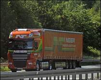 Im sauberen orange ist dieser DAF XF105.460SCC  SuperSpaceCab  der NEIER TRANSPORT+LOGISTIK GmbH, aus Nziders/Voralberg, untewegs.