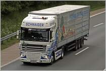 SCHWAIGER: SAHARA-Express, dass klingt nach Wste, Oasen, Hitze und Sand soweit das Auge reicht.... genau das ist das Spezialgebiet von SCHWAIGER-TRANSPORTE aus WEER/Tirol. Seit 1975 wurden unter abenteuerlichen Beedingungen die ersten Transporte in die Sahara durchgefhrt. Heute ist das Unternehmen ein Spezialist im RoRo-Verkehr im Mittelmeerraum und ist regelmig nach Nordafrika und dem Nahen Osten unterwegs. Seit der ffnung Osteuropas wurden Verkehre nach Russland und in die zentralasiatischen Republiken (z.B Mongolei) erweitert. Es gibt z.B wchentliche Abfahrten aus Deutschland, Frankreich, sterreich und England nach Libyen, Tunesien und Algerien. Im Bild ein DAF XF105.460  Sahara-Express  Europa-Asien-Afrika bringt einen Auflieger in Richtung Ruhrgebiet. An der linken Ecke des Aufliegers klebt ein  Siegel  mit Marocco... Die Zugmaschine gehrte zu dennen die mit den  Positionslichtern  am Cpchen ausgeliefert wurden. Spter wurden groe Scheinwerfer angebracht.
