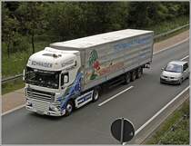 SCHWAIGER: SAHARA-Express, dass klingt nach Wste, Oasen, Hitze und Sand soweit das Auge reicht.... genau das ist das Spezialgebiet von SCHWAIGER-TRANSPORTE aus WEER/Tirol. Seit 1975 wurden unter abenteuerlichen Beedingungen die ersten Transporte in die Sahara durchgefhrt. Heute ist das Unternehmen ein Spezialist im RoRo-Verkehr im Mittelmeerraum und ist regelmig nach Nordafrika und dem Nahen Osten unterwegs. Seit der ffnung Osteuropas wurden Verkehre nach Russland und in die zentralasiatischen Republiken (z.B Mongolei) erweitert. Es gibt z.B wchentliche Abfahrten aus Deutschland, Frankreich, sterreich und England nach Libyen, Tunesien und Algerien. Im Bild ein DAF XF105.460  Sahara-Express  Europa-Asien-Afrika bringt einen Auflieger in Richtung Ruhrgebiet. An der linken Ecke des Aufliegers klebt ein  Siegel  mit Marocco... Die Zugmaschine gehrte zu dennen die mit den  Positionslichtern  am Cpchen ausgeliefert wurden. Spter wurden groe Scheinwerfer angebracht.
