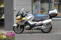 BMW eines ADAC-Stauberaters steht als Begleitfahrzeug bei der 3. ADAC Oldtimersternfahrt zum Hessentag nach Langenselbold im Startort H�nfeld, 06.06.2009