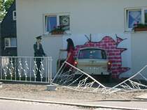 Da war wohl eine zu schnell unterwegs aber zum Gl�ck gleich beim Trabbiservice eingeparkt.Der ABV ist auch schon da und ermahnt die Fahrerin.  