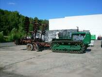 Die russ.T100 Raupe mit Scheibenegge in voller Breitseite. Dies war eine Kombination die Jahrelang auf den Feldern der LPG in und um Burkhardtsdorf zu sehen war.