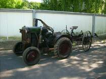 Alter Deutz mit IHC Heuwender auf dem Aufstellungsgel�nde f�r den Festumzug. Mit ihm wurde einer von insgesamt 4 Einzelbauern Dargestellt die es mal in Burkhardtsdorf gab.