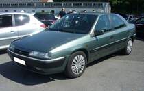 Citroen Xantia 2.0i, gebaut von März 1993 bis Juli 1995. Die sogenannte X-Baureihe von Ciroen wurde zum Endes des Jahres 1992 vorgestellt und lief bis 2001 in Rennes vom Band. Der Vierzylinderreihenmotor dieses 2.0i 16V hat einen Hubraum von 1998 cm³ und leistet 152 PS. Diese Leistung verhilft dem Wagen zu einer Höchstgeschwindigkeit von 213 km/h. Das Modell Xantia konnte mit etlichen Diesel- und Benzin-Motorisierungen geordert werden. French Car Devotion an Mo´s Bikertreff in Krefeld am 04.06.2023.