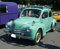 Renault 4CV aus dem Jahr 1959. Produziert wurde dieses Modell in den Jahren von 1946 bis 1961. Der 4CV wurde heimlich während der deutschen Besetzung des Werkes Billancourt im WW2 konstruiert. Während seiner 15-jährigen Produktionszeit wurde der  Motte de Beurre  neben der 2CV von Citroen zum französischen  Volkswagen . Der Vierzylinderreihenmotor mit einem Hubraum von 747 cm³ leistete zwischen 17 PS und 26 PS. Das der hier gezeigte 4CV ein Modell nach 1957 ist, erkennt man daran, dass er nicht mehr mit den charakteristischen Sternfelgen ausgerüstet ist. French Car Devotion an Mo´s Bikertreff in Krefeld am 04.06.2023.