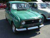 Renault R4TL, wie er ab dem Jahr 1978 produziert wurde. Dieses ist am Kühlergrill mit der Plastikeinfassung erkennbar. Vorgestellt wurde der, meist nur kurz R4 genannte, Kleinwagen bereits im Jahr 1961. Die Motorisierung in diesem Modell erfolgt durch einen Vierzylinderreihenmotor mit einem Hubraum von 788 cm³ und einer Leistung von 30 PS. Seine Jugend verbrachte dieser R4 im südfranzösischen Departement Bouches-du-Rhone. French Car Devotion an Mo´s Bikertreff in Krefeld am 04.06.2023.