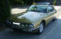 Citroen SM im Farbton or de simiane. Von 1970 bis 1975 wurden 12.920 Fahrzeuge dieses Typs produziert. Die V6-Motoren stammten aus dem Regal von Maserati. Verantwortlich für die Motorenentwicklung zeichnete sich der geniale Giulio Alfieri (*1924 +2002). Bis 1974 hatte der Motor einen Hubraum von 2675 cm³ und leistete zwischen 170 PS und 178 PS. Im letzten Modelljahr hatte der V6-Motor einen Hubraum von 2965 cm³ und eine Leistung von 180 PS. Die Typbezeichnung SM soll angeblich  Serie Maserati  heißen. French Car Devotion an Mo´s Bikertreff in Krefeld am 04.06.2023.