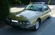 Citroen SM im Farbton or de simiane. Von 1970 bis 1975 wurden 12.920 Fahrzeuge dieses Typs produziert. Die V6-Motoren stammten aus dem Regal von Maserati. Verantwortlich für die Motorenentwicklung zeichnete sich der geniale Giulio Alfieri (*1924 +2002). Bis 1974 hatte der Motor einen Hubraum von 2675 cm³ und leistete zwischen 170 PS und 178 PS. Im letzten Modelljahr hatte der V6-Motor einen Hubraum von 2965 cm³ und eine Leistung von 180 PS. Die Typbezeichnung SM soll angeblich  Serie Maserati  heißen. French Car Devotion an Mo´s Bikertreff in Krefeld am 04.06.2023.