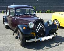 Citroen 11CV BN aus dem Jahr 1955 in der Farbkombination rouge foncé/noir. Vorgestellt wurde der  Traction Avant  bereits im Jahr 1934 auf den Automobilsalons von Paris und Brüssel. Er ist somit ein Vorkriegsmodell, das nach WW2 mit großem Erfolg weiter produziert wurde. Bis zum Produktionsende im Jahr 1957, wurden 759.123 Fahrzeuge dieses Modelles als Limousine, Coupe und Cabriolet produziert. Der Vierzylinderreihenmotor hat einen Hubraum von 1898 cm³ und leistet 60 PS. French Car Devotion an Mo´s Bikertreff in Krefeld am 04.06.2023.