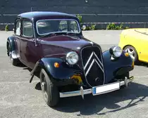 Citroen 11CV BN aus dem Jahr 1955 in der Farbkombination rouge foncé/noir. Vorgestellt wurde der  Traction Avant  bereits im Jahr 1934 auf den Automobilsalons von Paris und Brüssel. Er ist somit ein Vorkriegsmodell, das nach WW2 mit großem Erfolg weiter produziert wurde. Bis zum Produktionsende im Jahr 1957, wurden 759.123 Fahrzeuge dieses Modelles als Limousine, Coupe und Cabriolet produziert. Der Vierzylinderreihenmotor hat einen Hubraum von 1898 cm³ und leistet 60 PS. French Car Devotion an Mo´s Bikertreff in Krefeld am 04.06.2023.