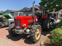 =Schlüter steht im Juni 2023 bei der Oldtimerausstellung in Angersbach