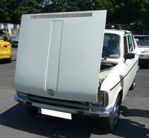 FASA-Renault R6TL aus dem Jahr 1979. Oberhalb des Renault R4 angesiedelt, aber nach dem gleichen Konzept gebaut, erschien der Renault R6 im September 1968. Zu den Vorteilen des Wagens zählten seine hohe Wirtschaftlichkeit und sein variabler Innenraum. Zum Modelljahr kam dann die Version R6TL ins Modellprogramm. Ab dem Modelljahr 1980 wurde die Produktion in Frankreich eingestellt. Danach wurde das Modell nur noch bei FASA im spanischen Valladolid/Kastillien gebaut. Alleine in diesem Werk wurden ca. 328.000 Autos dieses Typs gebaut. Der gezeigte R6TL stammt auch dieser Produktion. Der Vierzylinderreihenmotor hat einen Hubraum von 1108 cm³ und leistet 45 PS. French Car Devotion an Mo´s Bikertreff in Krefeld am 04.06.2023.