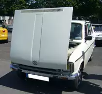 FASA-Renault R6TL aus dem Jahr 1979. Oberhalb des Renault R4 angesiedelt, aber nach dem gleichen Konzept gebaut, erschien der Renault R6 im September 1968. Zu den Vorteilen des Wagens zählten seine hohe Wirtschaftlichkeit und sein variabler Innenraum. Zum Modelljahr kam dann die Version R6TL ins Modellprogramm. Ab dem Modelljahr 1980 wurde die Produktion in Frankreich eingestellt. Danach wurde das Modell nur noch bei FASA im spanischen Valladolid/Kastillien gebaut. Alleine in diesem Werk wurden ca. 328.000 Autos dieses Typs gebaut. Der gezeigte R6TL stammt auch dieser Produktion. Der Vierzylinderreihenmotor hat einen Hubraum von 1108 cm³ und leistet 45 PS. French Car Devotion an Mo´s Bikertreff in Krefeld am 04.06.2023.