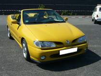 Renault Megane 1 Cabriolet. Auf der Basis des im Jahre 1996 vorgestellten Renault Megane Coupe wurde ab April 1997 das Megane Cabriolet bei Karmann in Osnabrück montiert. Das Cabriolet war mit folgenden Vierzylinderreihenmotoren lieferbar: 1390 cm³ mit 95 PS, 1598 cm³ mit 107 PS und 1998 cm³ mit 147 PS. Ein solches Cabriolet war ab DM 36.700,00 zu haben. French Car Devotion an Mo´s Bikertreff in Krefeld am 04.06.2023. 