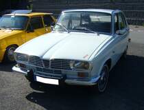 Renault R16 TL namens  Annie  im Farbton weiß 377. Der R16 wurde in fünf Serien von 1965 bis 1980 produziert. Der im Januar 1965 vorgestellte R16 blieb insgesamt 15 Jahre im Verkaufsprogramm von Renault. Für die Produktion des ca. 1.85 Millionen mal gebauten Modelles wurde eigens ein neues Werk in Sandouville/Normandie gebaut. Der Vierzylinderreihenmotor aus Vollaluminium leistet 55 PS aus einem Hubraum von 1.470 cm³. French Car Devotion an Mo´s Bikertreff in Krefeld am 04.06.2023.