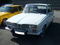 Renault R16 TL namens  Annie  im Farbton weiß 377. Der R16 wurde in fünf Serien von 1965 bis 1980 produziert. Der im Januar 1965 vorgestellte R16 blieb insgesamt 15 Jahre im Verkaufsprogramm von Renault. Für die Produktion des ca. 1.85 Millionen mal gebauten Modelles wurde eigens ein neues Werk in Sandouville/Normandie gebaut. Der Vierzylinderreihenmotor aus Vollaluminium leistet 55 PS aus einem Hubraum von 1.470 cm³. French Car Devotion an Mo´s Bikertreff in Krefeld am 04.06.2023.