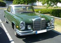 Mercedes Benz W111/3 220 SEb Coupe aus dem Jahr 1961. Produziert wurde dieses Modell in den Jahren von 1961 bis 1965. Ein solches Coupe kostete bei seiner Markteinführung im Jahr 1961 mindestens DM 25.500,00. Der Sechszylinderreihenmotor hat einen Hubraum von 2.195 cm³ und leistet 120 PS. Dieser USA-Re-Import stand auf dem Besucherparkplatz der French Devotion am 04.05.2023 in Krefeld.