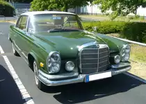 Mercedes Benz W111/3 220 SEb Coupe aus dem Jahr 1961. Produziert wurde dieses Modell in den Jahren von 1961 bis 1965. Ein solches Coupe kostete bei seiner Markteinführung im Jahr 1961 mindestens DM 25.500,00. Der Sechszylinderreihenmotor hat einen Hubraum von 2.195 cm³ und leistet 120 PS. Dieser USA-Re-Import stand auf dem Besucherparkplatz der French Devotion am 04.05.2023 in Krefeld.