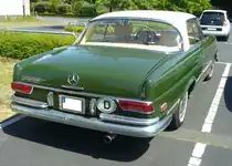 Heckansicht eines Mercedes Benz W111/3 220 SEb Coupe. Dieser USA-Re-Import stand auf dem Besucherparkplatz der French Devotion am 04.05.2023 in Krefeld.