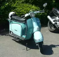 Zündapp R50 Motorroller. Produziert wurde der Motorroller R50 in den Jahren von 1964 bis 1984. Es gab das Modell auch als Kleinkraftrad. Angetrieben wird der Roller von einem gebläsegekühlten Einzylinderzweitaktmotor mit einem Hubraum von 49 cm³ und einer Leistung von 2,6 PS bzw. 2,9 PS. Dieser Zündapp-Roller war auch  Zaungast  bei der French Car Devotion am 04.06.2023 in Krefeld.