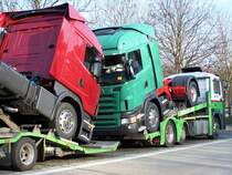 Zwei Scania-Zugmaschinen der Baureihe R auf einem Spezialtransporter an der Autobahnraststtte Holzkirchen (A8). Aufgenommen am 27.3.2007.