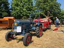 =Lanz 16 mit angehängtem Mähbinder steht im Juni 2023 bei der Oldtimerausstellung in Angersbach